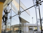 san-diego-union-tribune-photo-of-noe-contreras-mendez-from-sky-high-windows-cleaning-windows-at-the-lexus-dealership-in-escondido-ca